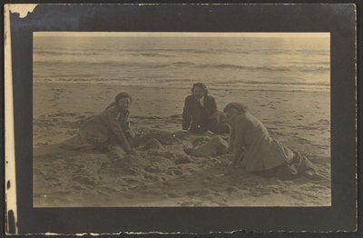 [Figures assises sur la plage] - Louis Fleckenstein
