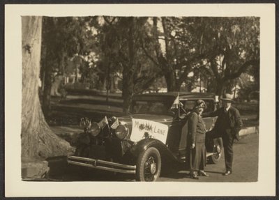 [Figures sur une voiture avec des drapeaux] - Louis Fleckenstein
