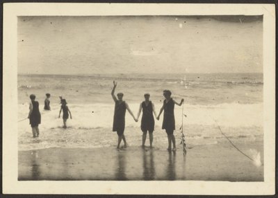 [Figures sur une plage tenant des algues] - Louis Fleckenstein