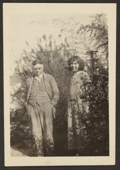 [Fleckenstein et Florence dans le jardin] - Louis Fleckenstein