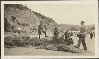 [Fleckenstein avec son appareil photo et sa famille à la plage] - Louis Fleckenstein