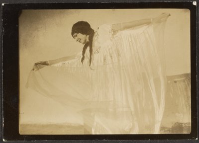 [Florence danse en costume amérindien] - Louis Fleckenstein