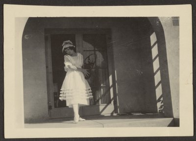 [Florence dansant sous le porche] - Louis Fleckenstein