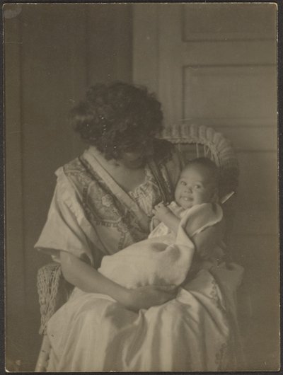 [Florence tenant son bébé dans un fauteuil à bascule] - Louis Fleckenstein