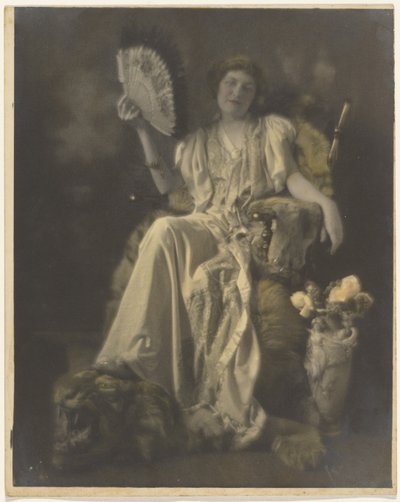 [Florence assise sur une chaise avec un tapis tigré] - Louis Fleckenstein