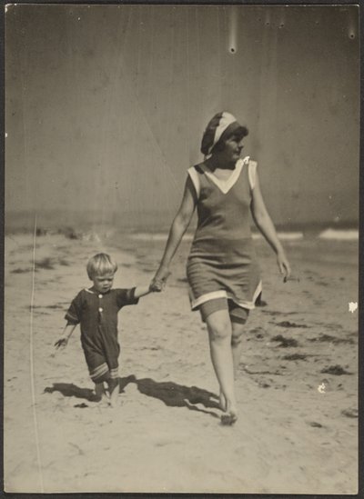 [Florence et son bébé marchant sur la plage] - Louis Fleckenstein