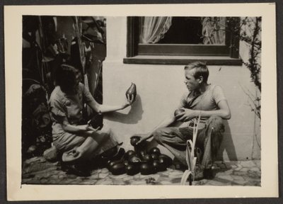 [Florence et son fils avec des avocats] - Louis Fleckenstein