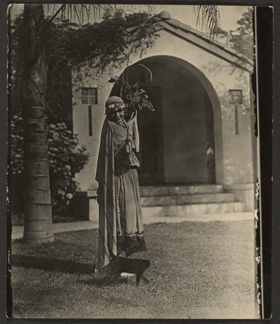 [Florence en costume avec une plante à l