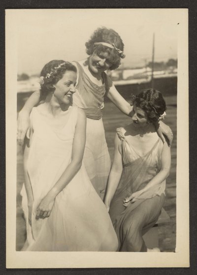 [Florence avec des amies en costumes vaporeux] - Louis Fleckenstein