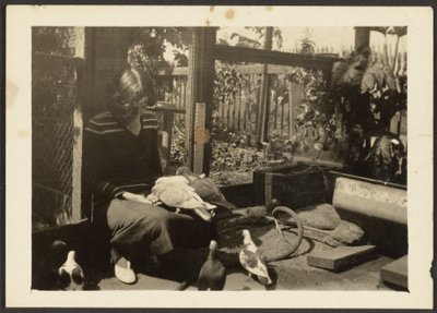 [Florence avec les pigeons] - Louis Fleckenstein
