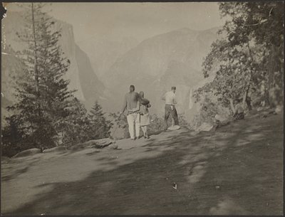 [Groupe de randonneurs regardant la vue] - Louis Fleckenstein