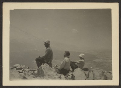 [Randonneurs assis sur des rochers] - Louis Fleckenstein