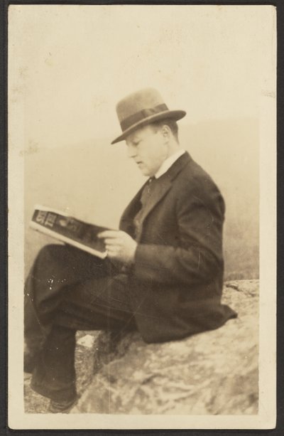 Homme lisant un magazine sur un rocher - Louis Fleckenstein