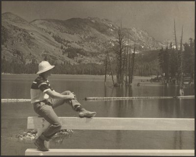 [Homme assis sur un banc au bord du lac] - Louis Fleckenstein