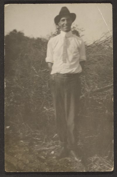 [Homme dans un fourré] - Louis Fleckenstein