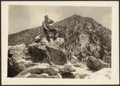 [Homme assis sur des rochers] - Louis Fleckenstein