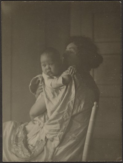 [Mère tenant son bébé dans une chaise] - Louis Fleckenstein