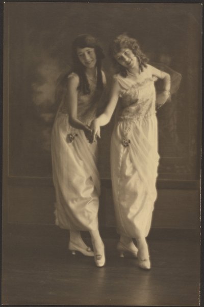 [Portrait de deux jeunes femmes en robes assorties] - Louis Fleckenstein