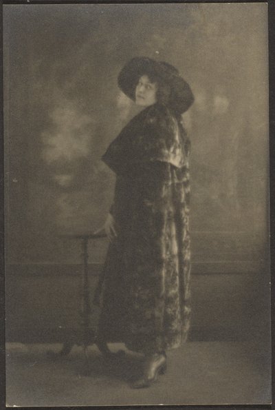 [Portrait de femme en manteau long devant la tapisserie] - Louis Fleckenstein