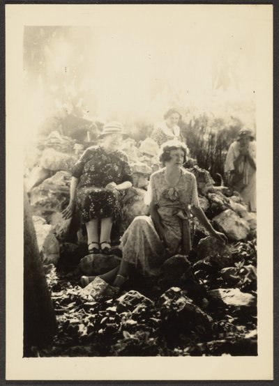 [Trois femmes sur les rochers] - Louis Fleckenstein