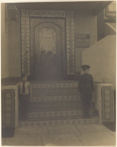 [Deux garçons devant le studio de Fleckenstein à Long Beach, CA] - Louis Fleckenstein