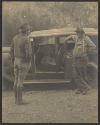 [Deux hommes devant une voiture] - Louis Fleckenstein