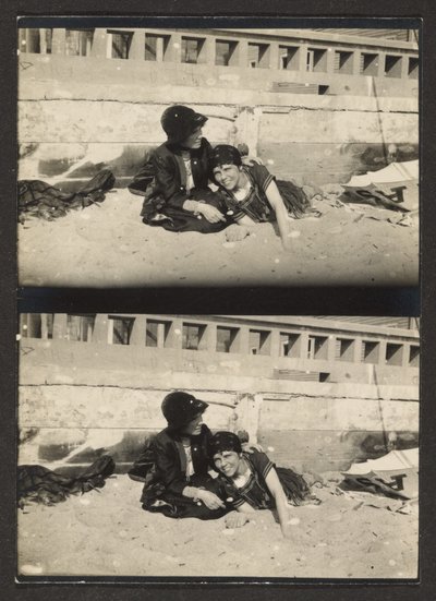 [Deux femmes sur la plage, re-photographiées] - Louis Fleckenstein