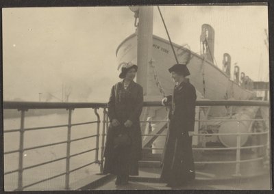 [Deux femmes sur un quai] - Louis Fleckenstein