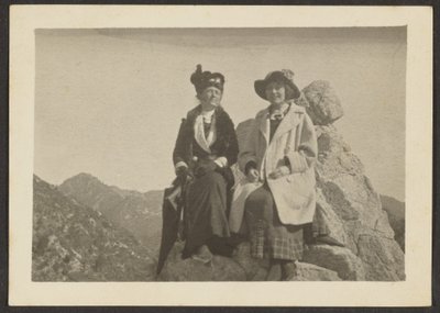 [Deux femmes sur un rocher] - Louis Fleckenstein