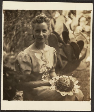 [Femme tenant un bouquet, assise devant un cactus] - Louis Fleckenstein