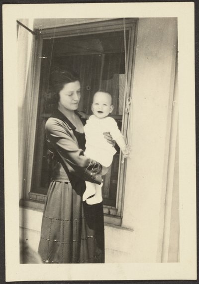 [Femme tenant un bébé souriant] - Louis Fleckenstein