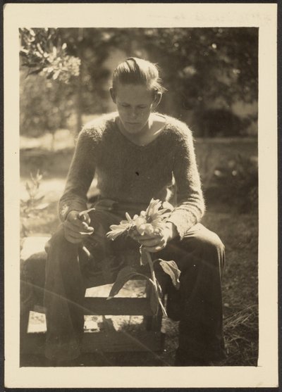 [Femme tenant des tournesols] - Louis Fleckenstein