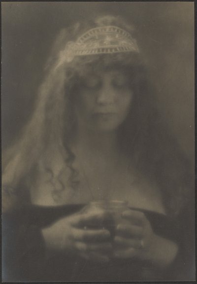 [Femme tenant un vase] - Louis Fleckenstein