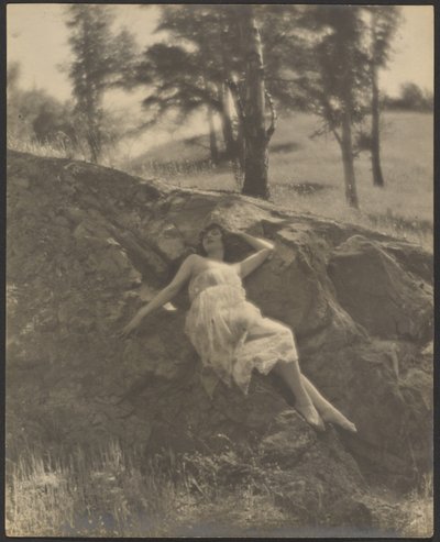 [Femme allongée sur un rocher] - Louis Fleckenstein