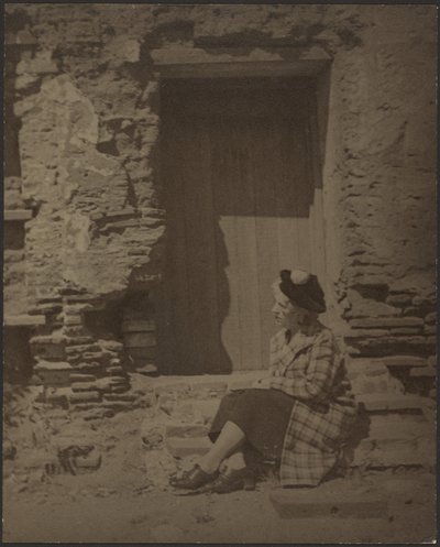 [Femme assise devant un bâtiment en ruine] - Louis Fleckenstein