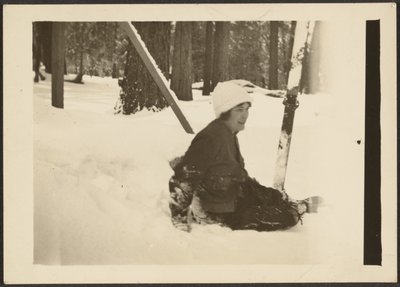 [Femme assise dans la neige] - Louis Fleckenstein