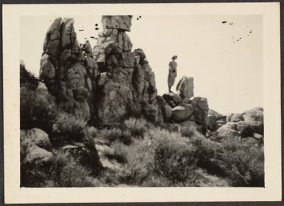 [Femme debout sur des rochers] - Louis Fleckenstein