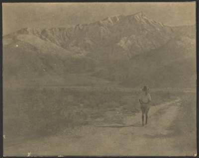 [Femme marchant sur un chemin vers les montagnes] - Louis Fleckenstein