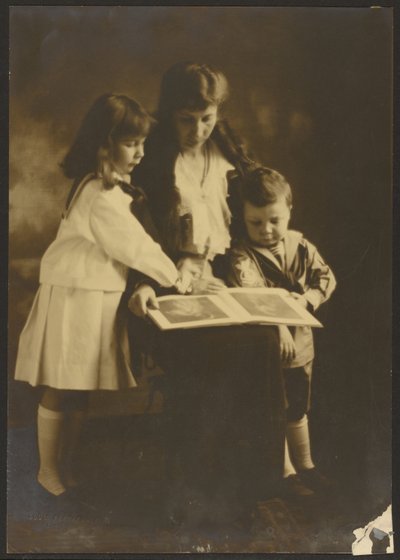 [Femme et enfants avec livre d