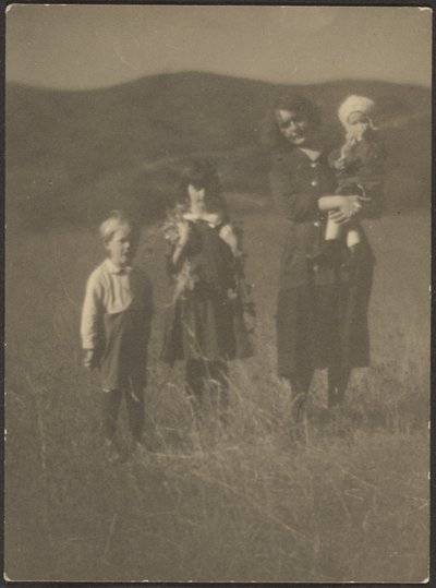 [Femme et trois enfants dans un champ] - Louis Fleckenstein