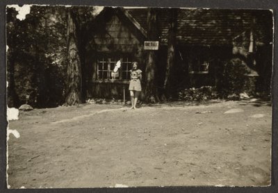 [Femme devant la cabine] - Louis Fleckenstein