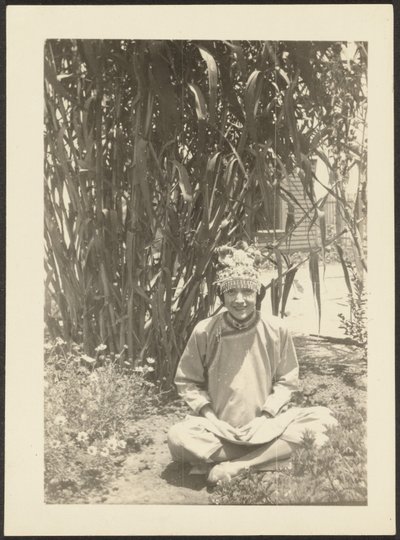 [Femme en costume assise dans un jardin] - Louis Fleckenstein