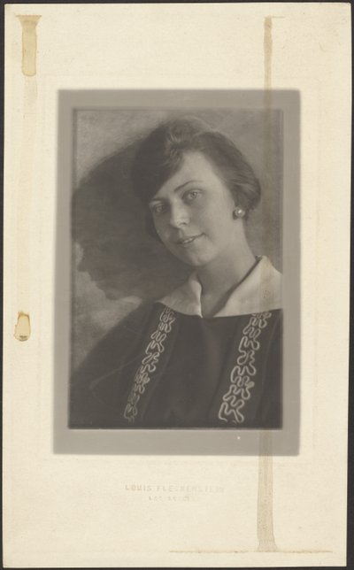 [Femme en robe avec des passepoils en forme de gaufre] - Louis Fleckenstein