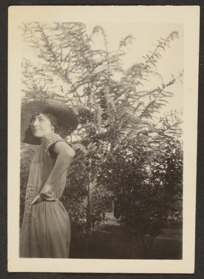 [Femme au chapeau debout dans un verger] - Louis Fleckenstein