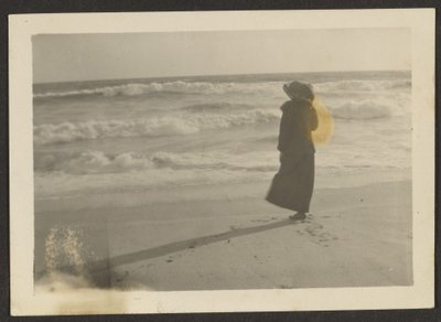 [Femme sur la plage] - Louis Fleckenstein