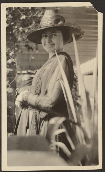 [Femme sous le porche] - Louis Fleckenstein