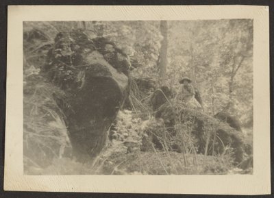 [Femme sur des rochers dans les bois] - Louis Fleckenstein