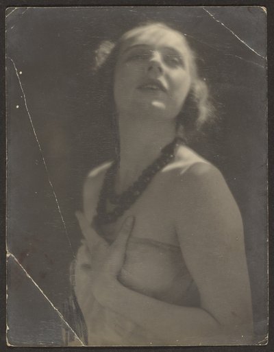 [Femme avec un collier de perles] - Louis Fleckenstein