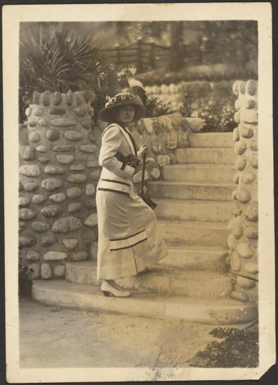 [Femme avec appareil photo sur les marches] - Louis Fleckenstein