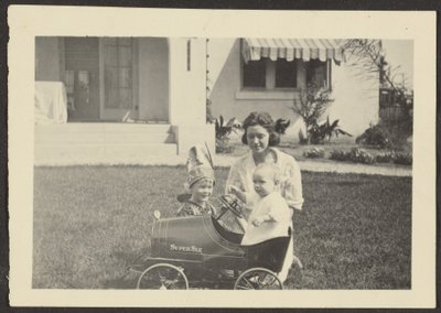 [Femme avec enfants dans une voiture jouet] - Louis Fleckenstein